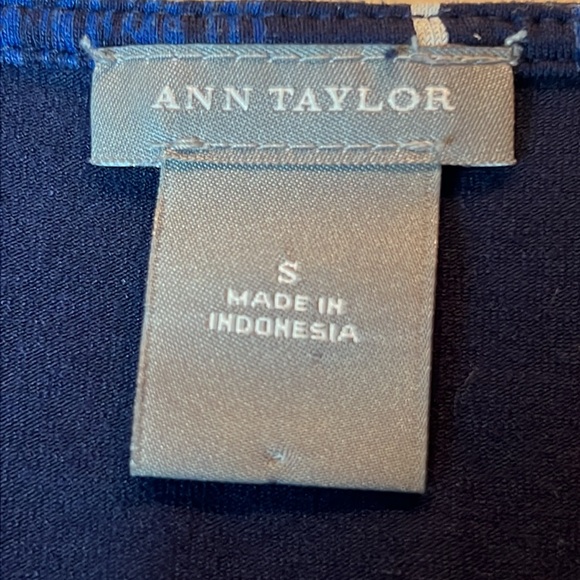 💙ANN TAYLOR BLUE & WHITE V NECK WRAP TO SIDE 3/4 SLEEVE TOP SIZE SMALL💙 - Picture 13 of 14